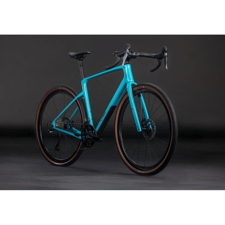 découvrez le cube nuroad c62 pro gravel, un vélo polyvalent et performant conçu pour l'aventure sur route et tout-terrain. alliez confort, robustesse et style pour vos sorties gravel.
