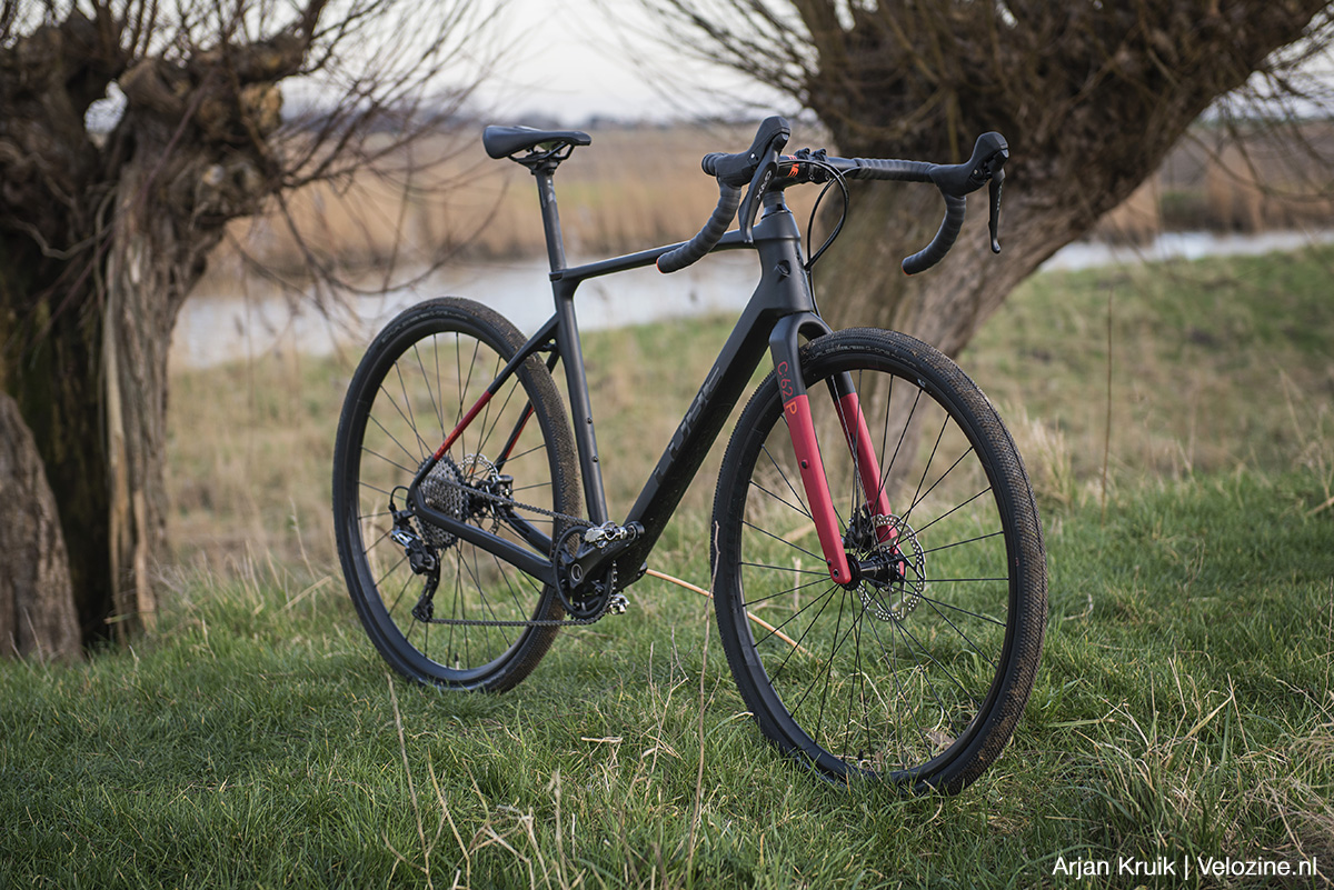 découvrez le cube nuroad c62 pro gravel, un vélo polyvalent conçu pour l'aventure tout-terrain avec performance et confort exceptionnels.