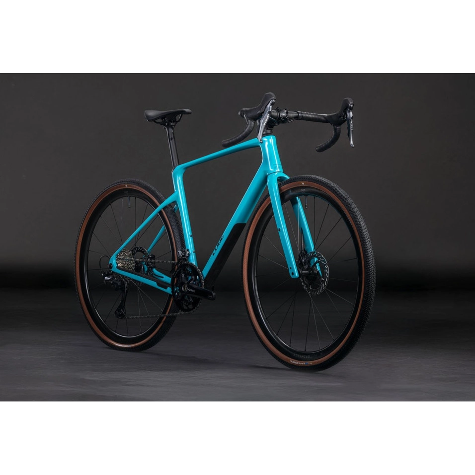 découvrez le cube nuroad c62 pro gravel, un vélo polyvalent et performant conçu pour l'aventure sur route et tout-terrain. alliez confort, robustesse et style pour vos sorties gravel.