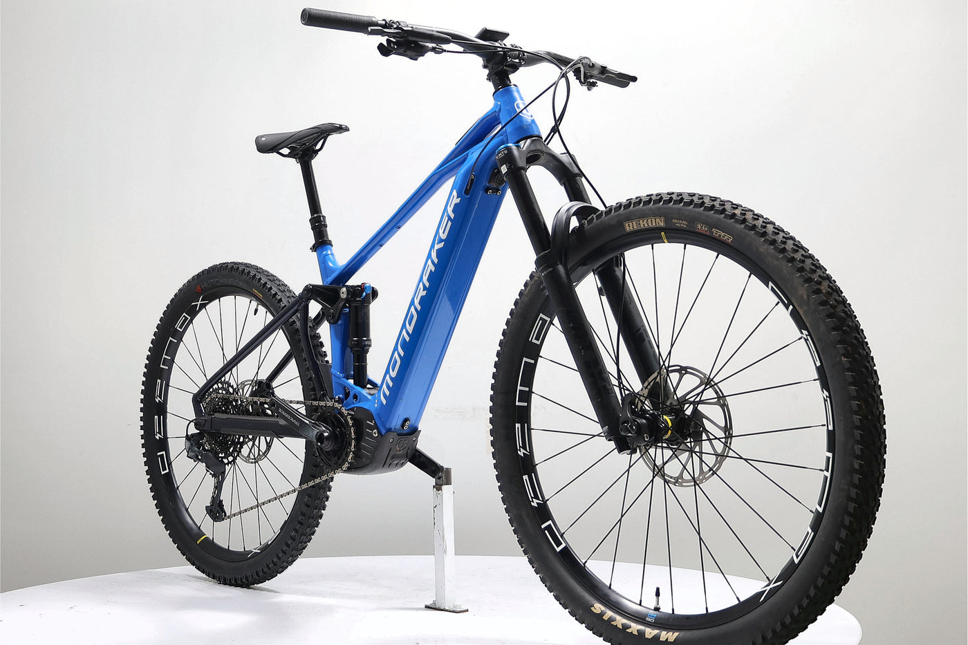 découvrez le mondraker chaser, le meilleur vtt électrique tout-terrain alliant puissance, performance et confort pour vos aventures les plus extrêmes.