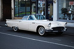 découvrez la t bird, le modèle emblématique de ford alliant design classique et performance légendaire, véritable icône de l'automobile américaine.