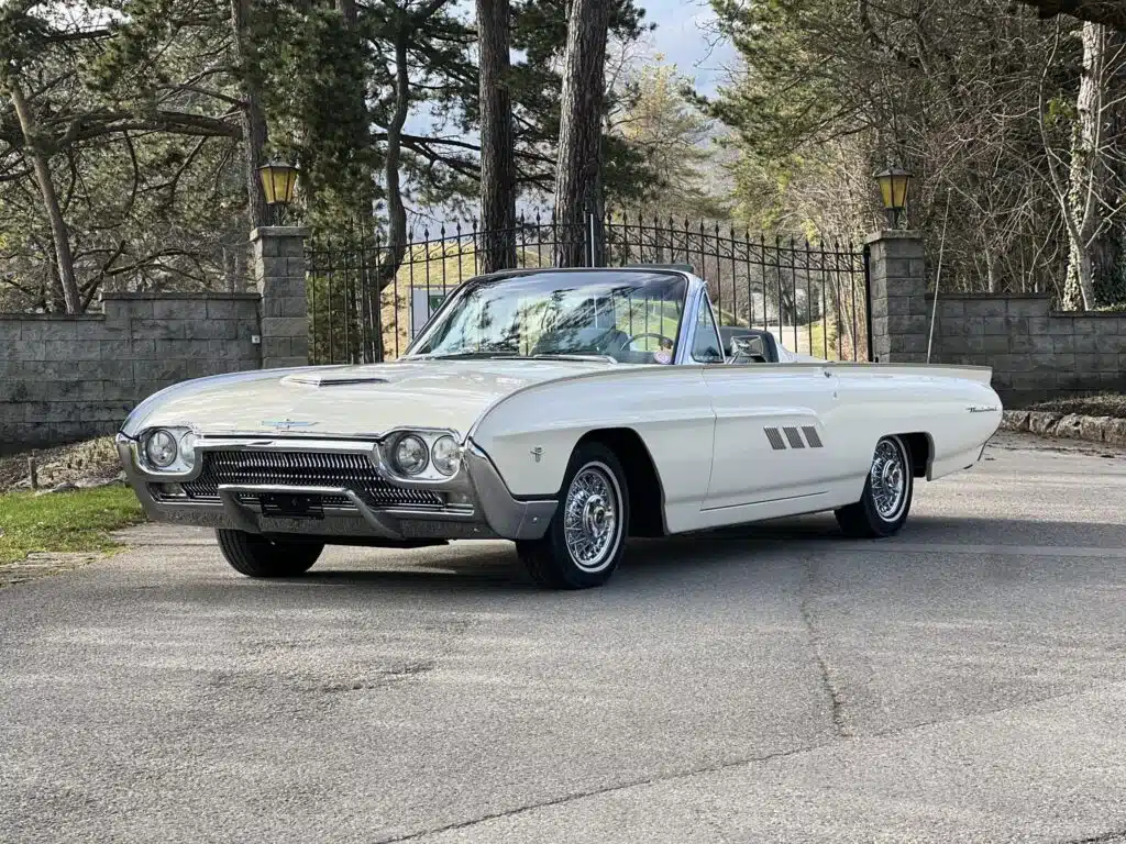 découvrez la ford t bird, un modèle emblématique alliant design classique et performances remarquables, symbole de l'histoire automobile.