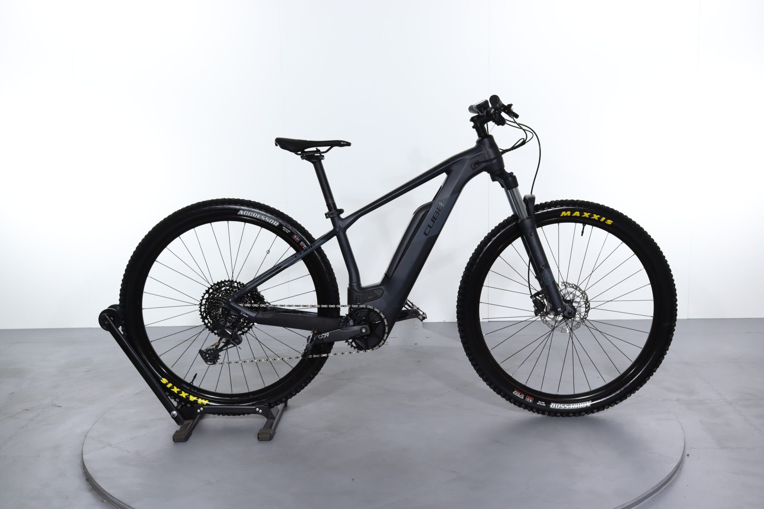 découvrez notre test complet du vtt électrique cube reaction hybrid 500 wh : performance, autonomie et sensations en terrain varié pour les amateurs de vélo tout-terrain électrique.