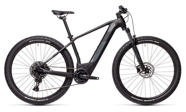 découvrez le test complet du vtt électrique cube reaction hybrid avec une batterie de 500 wh, alliant puissance, autonomie et performance pour des aventures tout-terrain inoubliables.