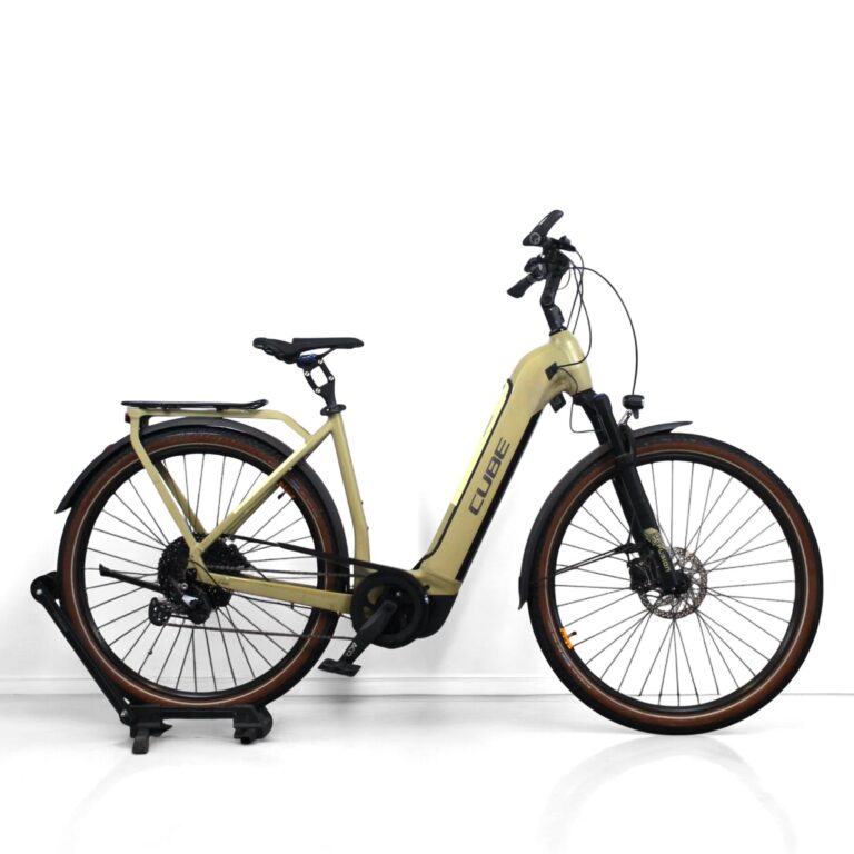 découvrez le vélo électrique cube kathmandu hybrid pro 625, alliant performance et confort. explorez ses caractéristiques techniques et ses avantages pour des trajets urbains et tout-terrain en toute simplicité.