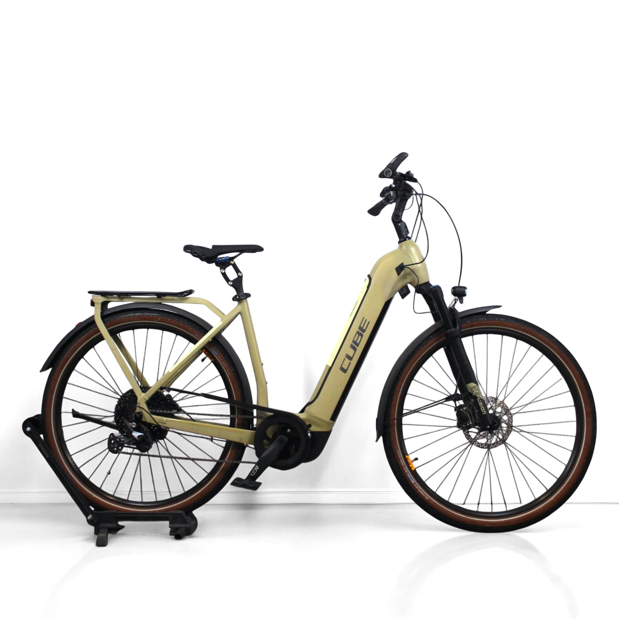 découvrez le vélo électrique cube kathmandu hybrid pro 625, alliant performance et confort. explorez ses caractéristiques techniques et ses avantages pour des trajets urbains et tout-terrain en toute simplicité.
