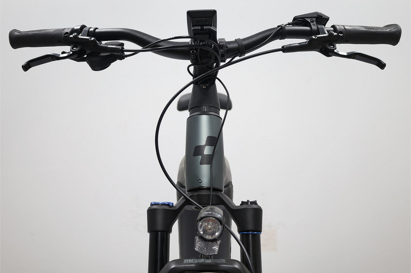 découvrez le vélo électrique cube kathmandu hybrid pro 625, alliant performances puissantes et confort optimal pour vos trajets urbains et aventures en pleine nature.
