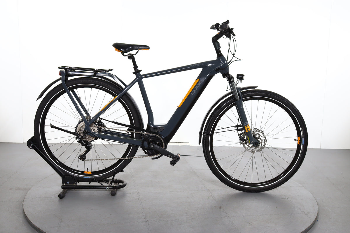 découvrez le vélo électrique cube kathmandu hybrid pro 625, alliant performances puissantes et confort optimal pour des trajets urbains et aventuriers en toute sérénité.