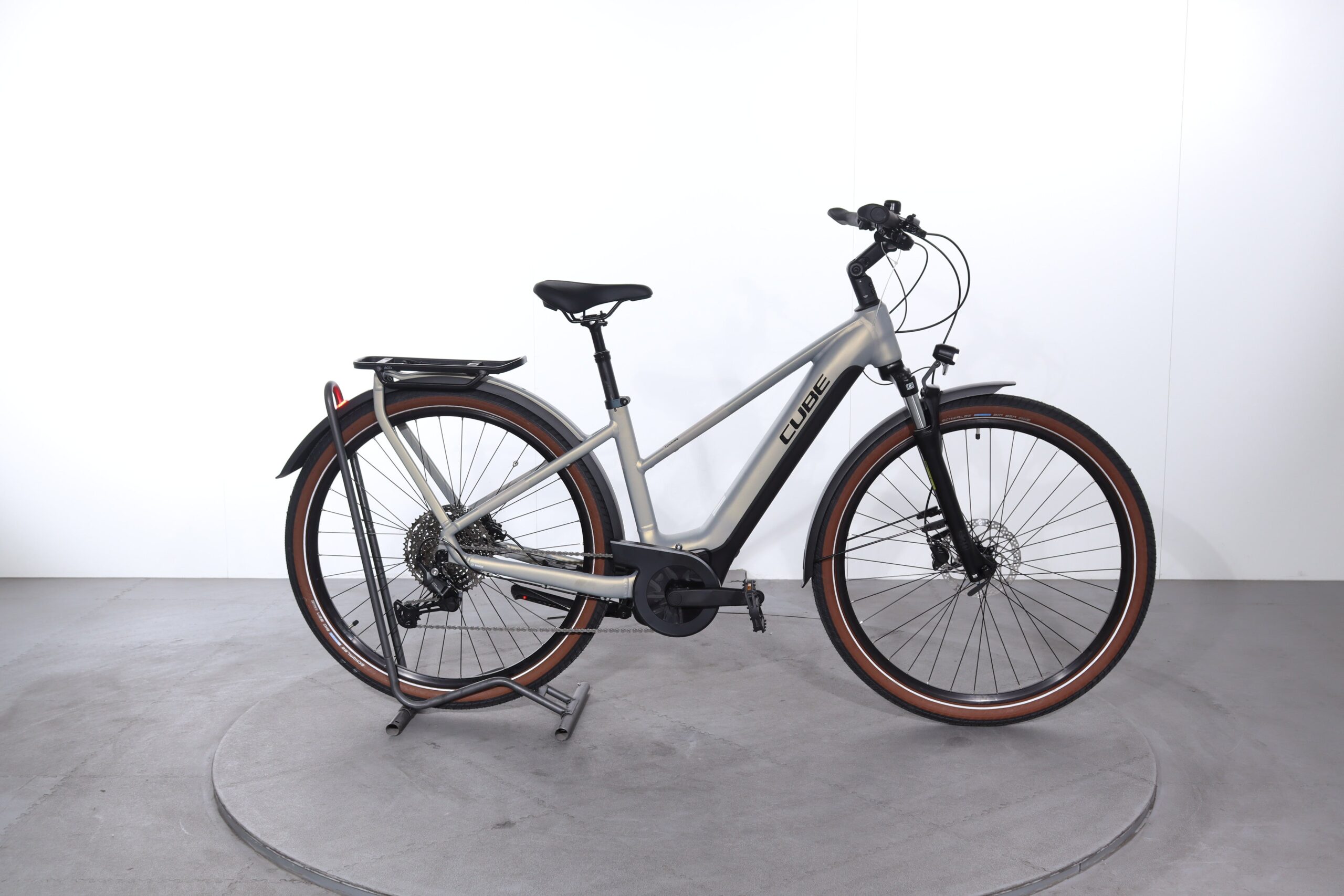 découvrez le vélo électrique cube touring hybrid one 500, alliant performance, confort et autonomie pour vos trajets urbains et balades en pleine nature.