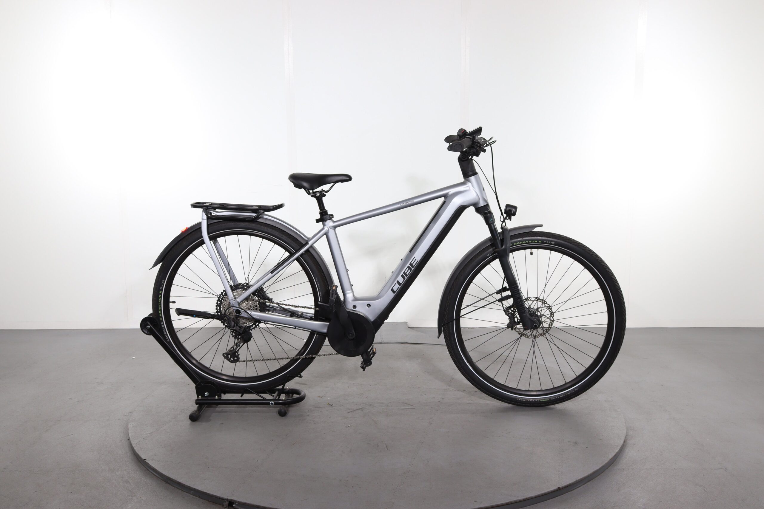 découvrez le vélo électrique cube touring hybrid one 500, alliant confort, puissance et autonomie pour vos trajets urbains et excursions.