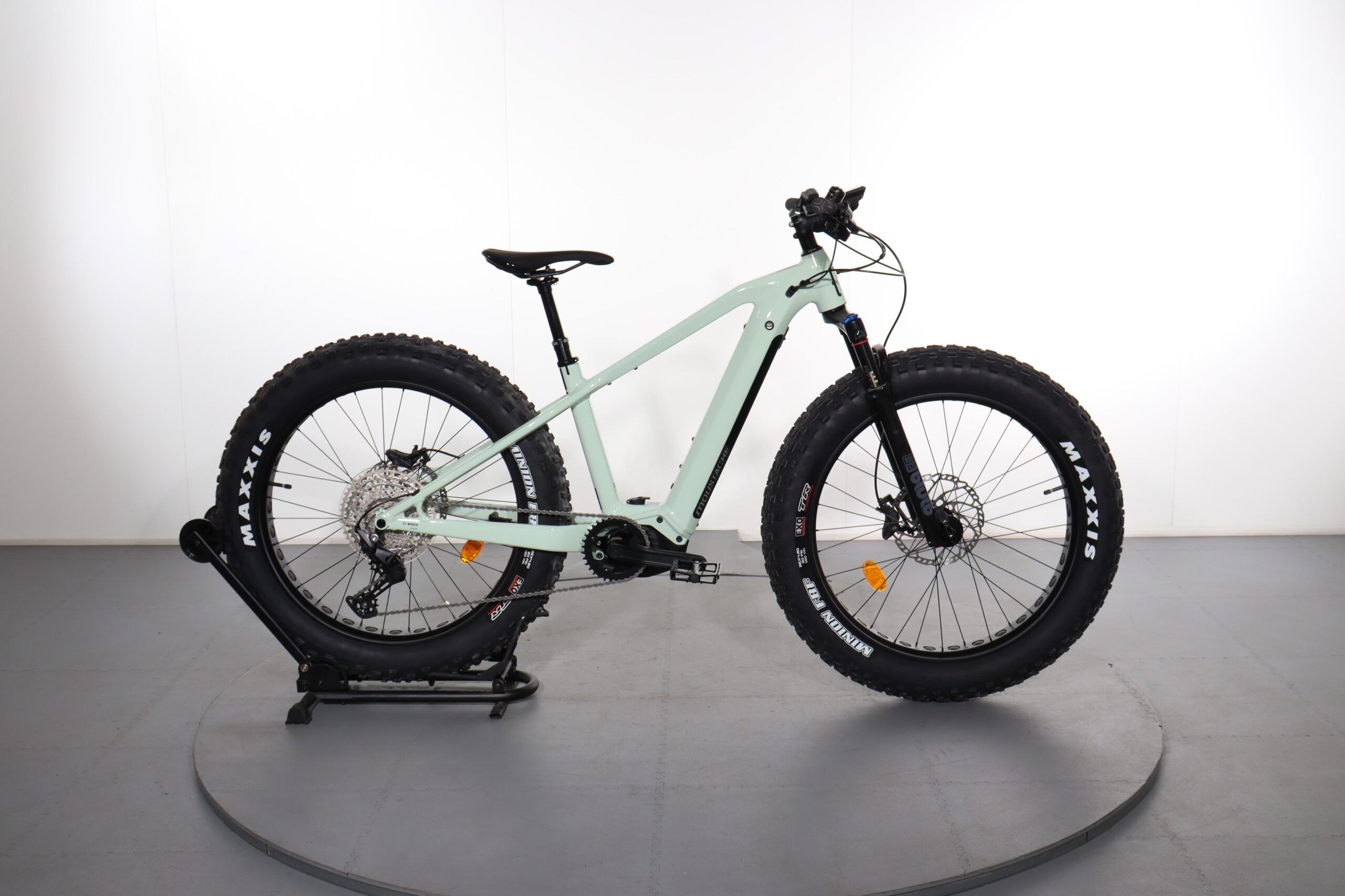 découvrez le vélo électrique moustache j, alliant performance, confort et design élégant pour vos déplacements urbains et loisirs.
