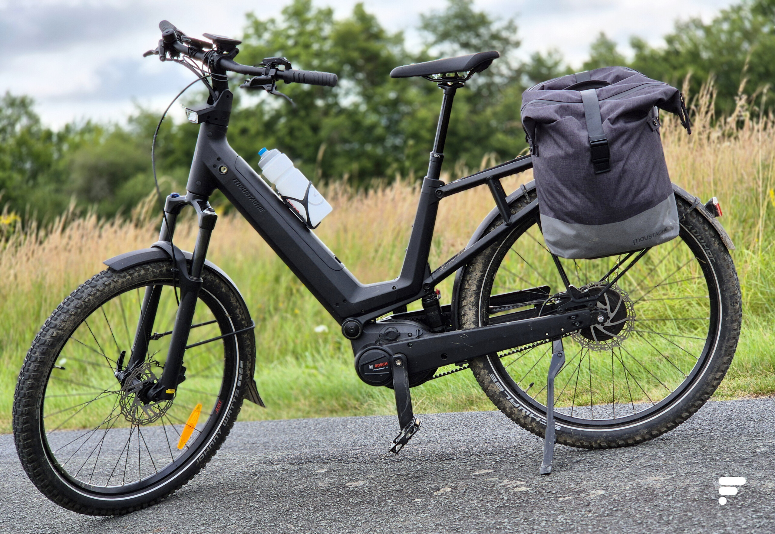 découvrez le vélo électrique moustache j on 500 wh, équipé d'un porte-bagage pratique, idéal pour vos déplacements urbains avec confort et autonomie.