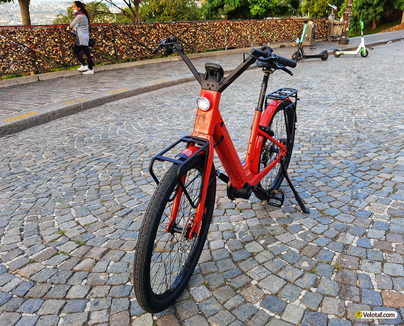 découvrez le vélo électrique moustache j on équipé d'une batterie 500 wh et d'un porte-bagage pratique, idéal pour vos déplacements urbains alliant confort et performance.