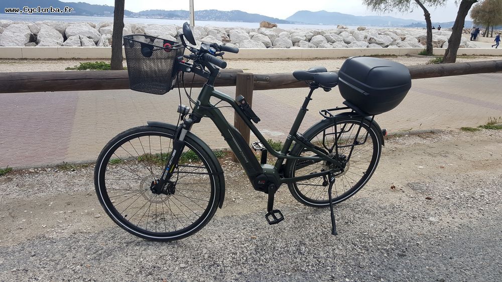 découvrez le vélo électrique moustache j on 500 wh, équipé d'un porte-bagage pratique pour allier performance et confort au quotidien.