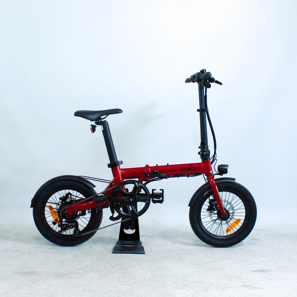 découvrez le vélo électrique pliant eovolt 2023 : compact, léger et performant, idéal pour vos déplacements urbains avec style et confort.