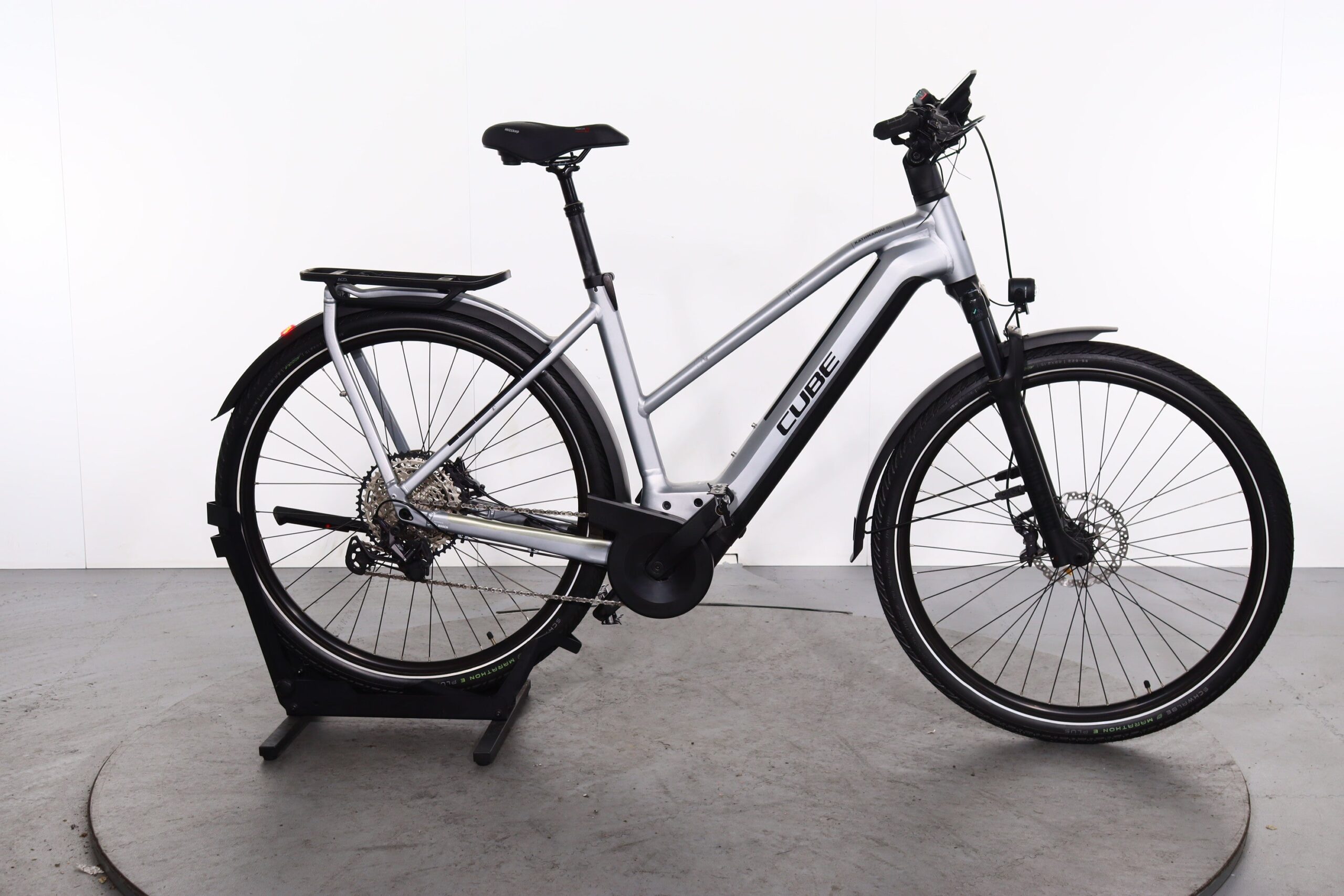 découvrez le vtc électrique cube kathmandu hybrid pro 625 en beige, alliant confort, puissance et autonomie pour des balades urbaines et tout-terrain réussies.