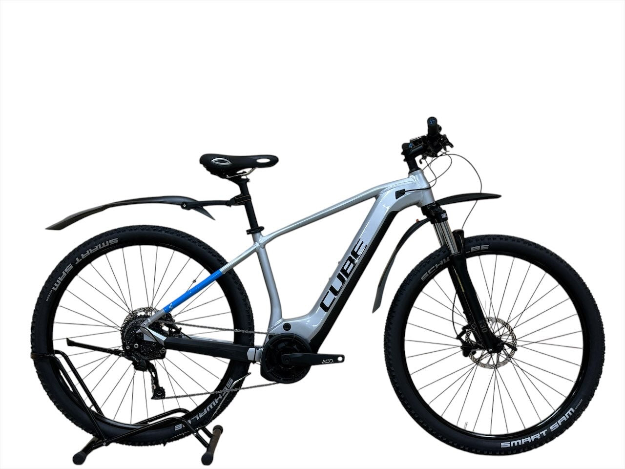 découvrez le vtt électrique cube reaction hybrid avec une batterie de 500 wh pour des performances optimales en tout terrain. parfait pour les amateurs de sensations fortes et les aventures en pleine nature.