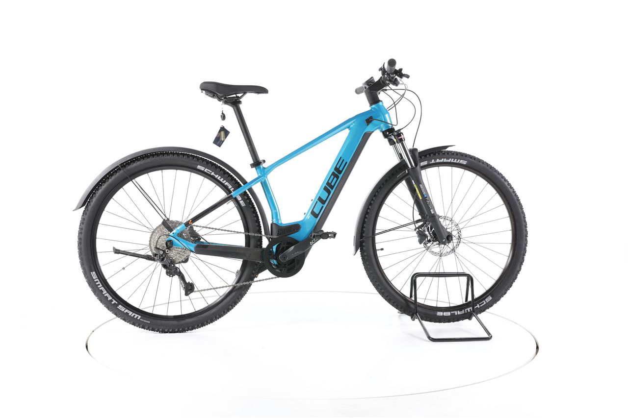 découvrez le vtt électrique cube reaction hybrid 500 wh, alliant puissance, autonomie et confort pour des aventures tout-terrain inoubliables. parfait pour les amateurs de sensations fortes et les balades en pleine nature.
