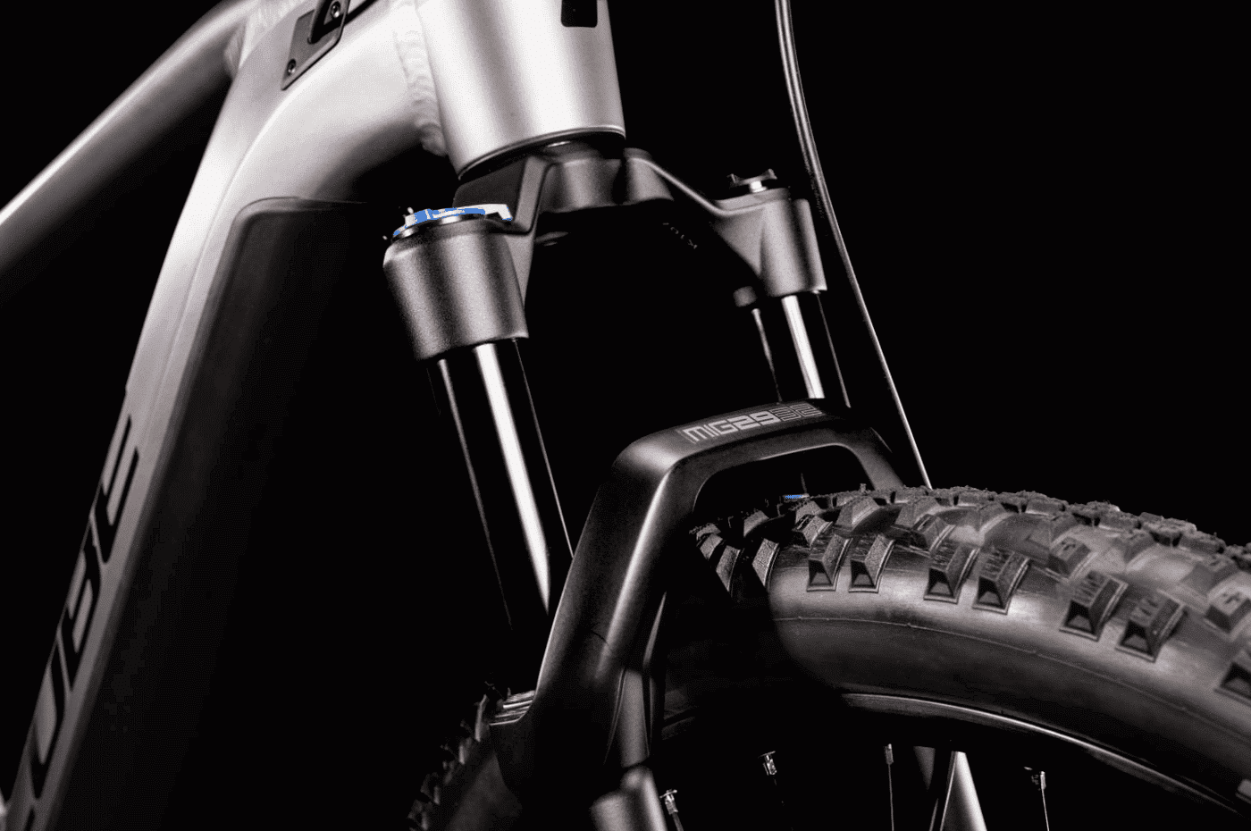 découvrez le vtt électrique cube reaction hybrid 500 wh, alliant puissance et autonomie pour des aventures tout-terrain sans limites.