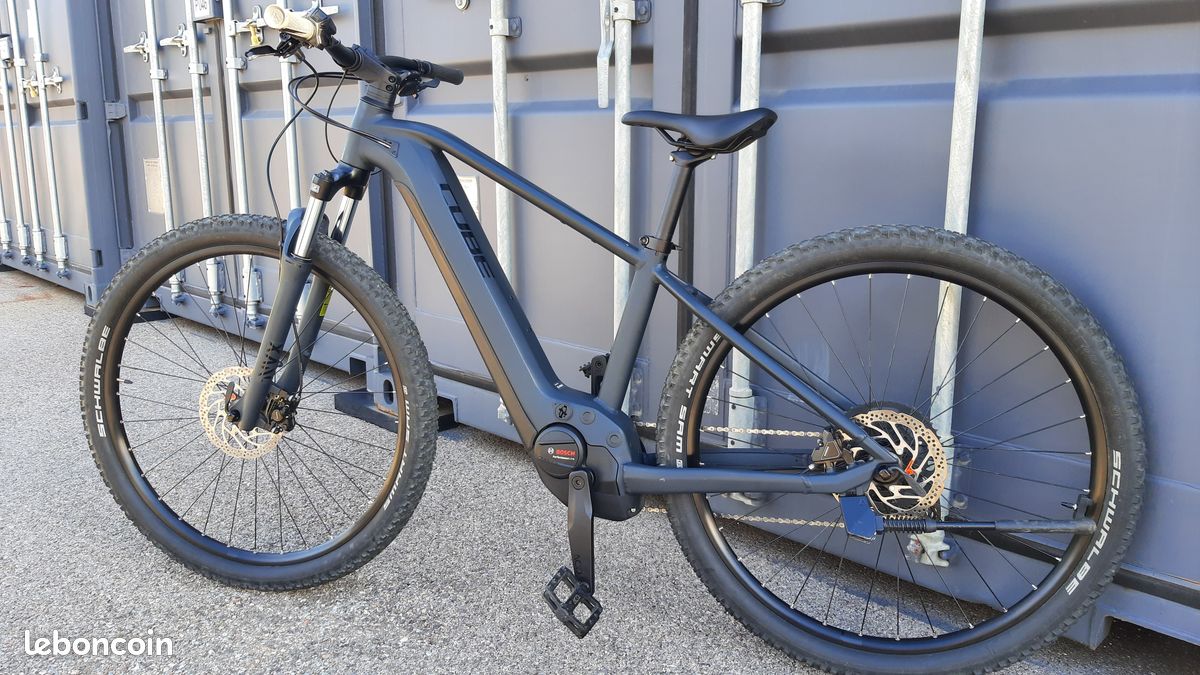 découvrez le vtt électrique cube reaction hybrid 625 wh, alliant performance, autonomie et confort pour vos aventures tout-terrain.