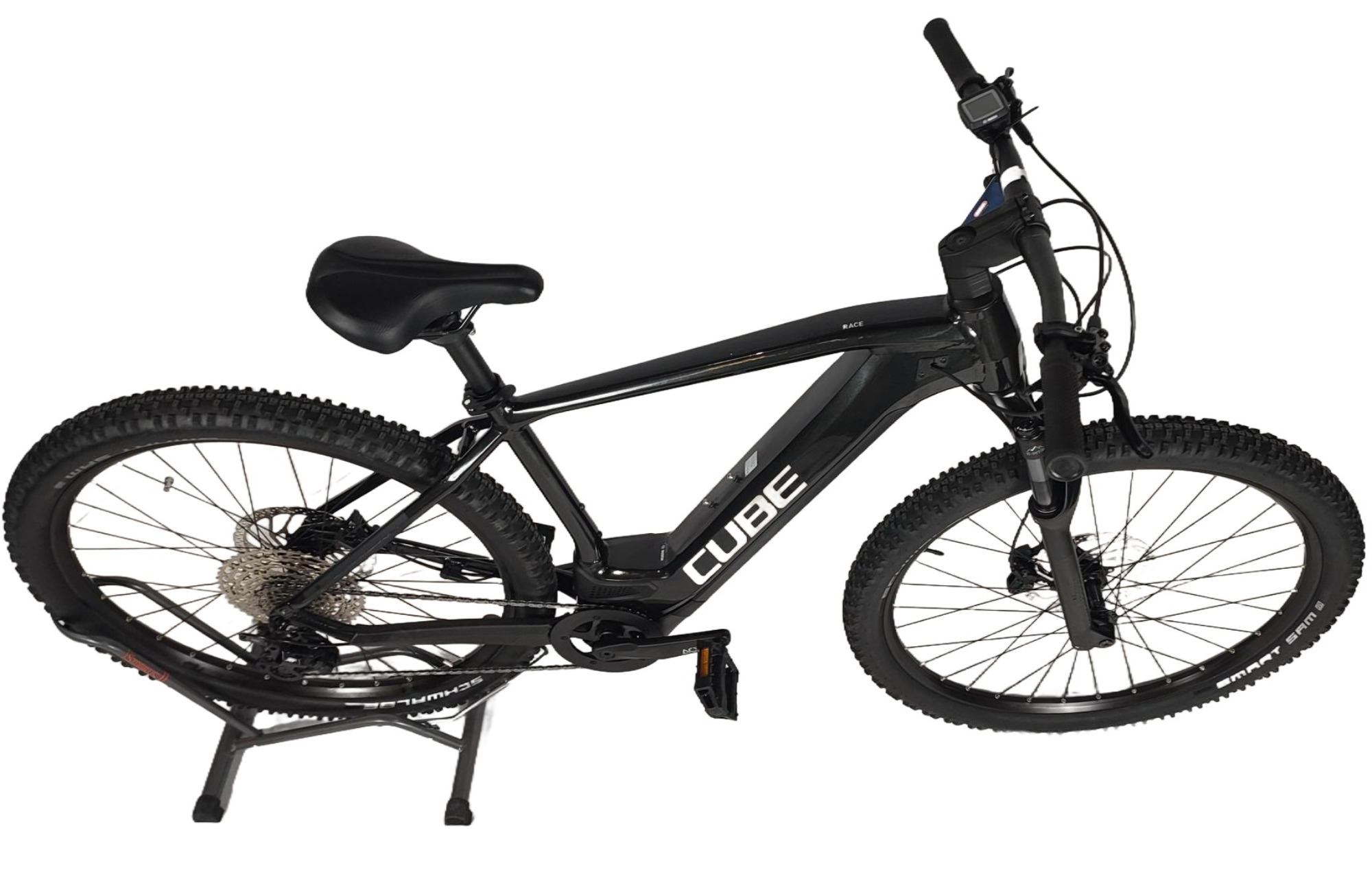 découvrez le vtt électrique cube reaction hybrid 625 wh, alliant puissance et autonomie pour des aventures tout-terrain inégalées. idéal pour explorer les sentiers avec confort et performance.