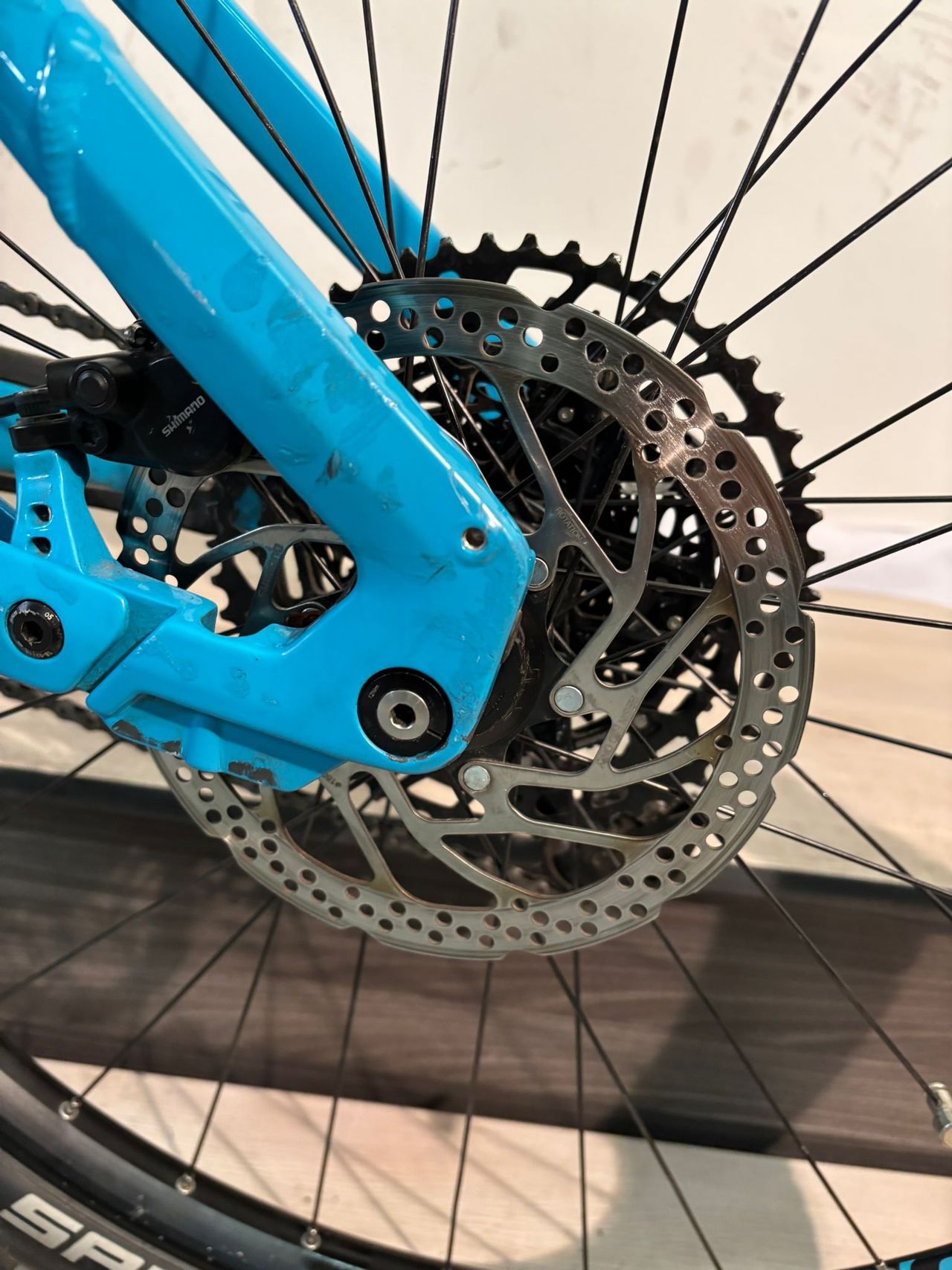 découvrez le vtt électrique cube stereo hybrid 120 slx 750, alliant performance et technologie pour des aventures tout-terrain inoubliables.