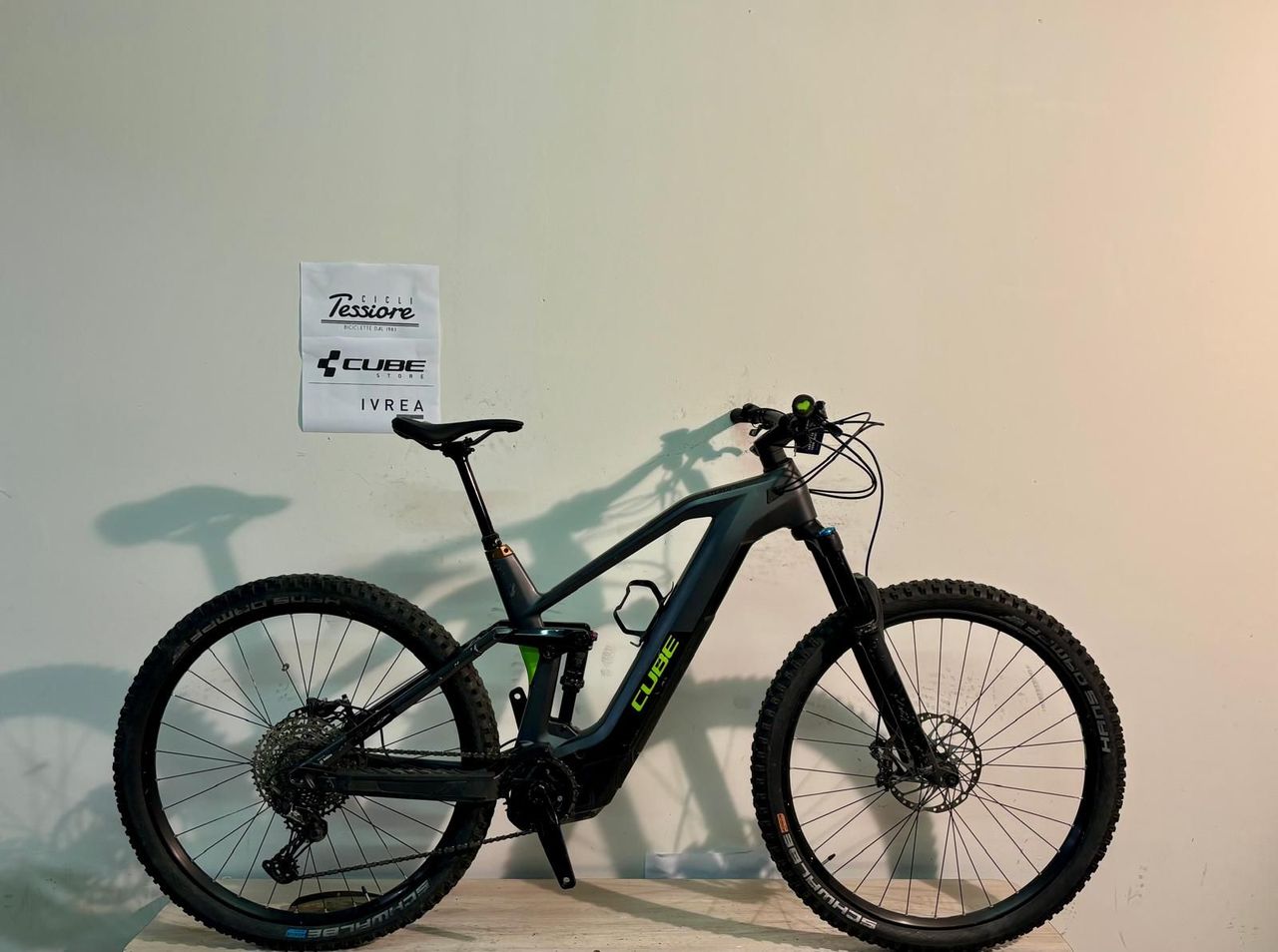 découvrez le vtt électrique cube stereo hybrid 140 hpc, un vélo tout terrain performant avec une assistance électrique puissante, idéal pour les aventures en montagne et les sentiers techniques.