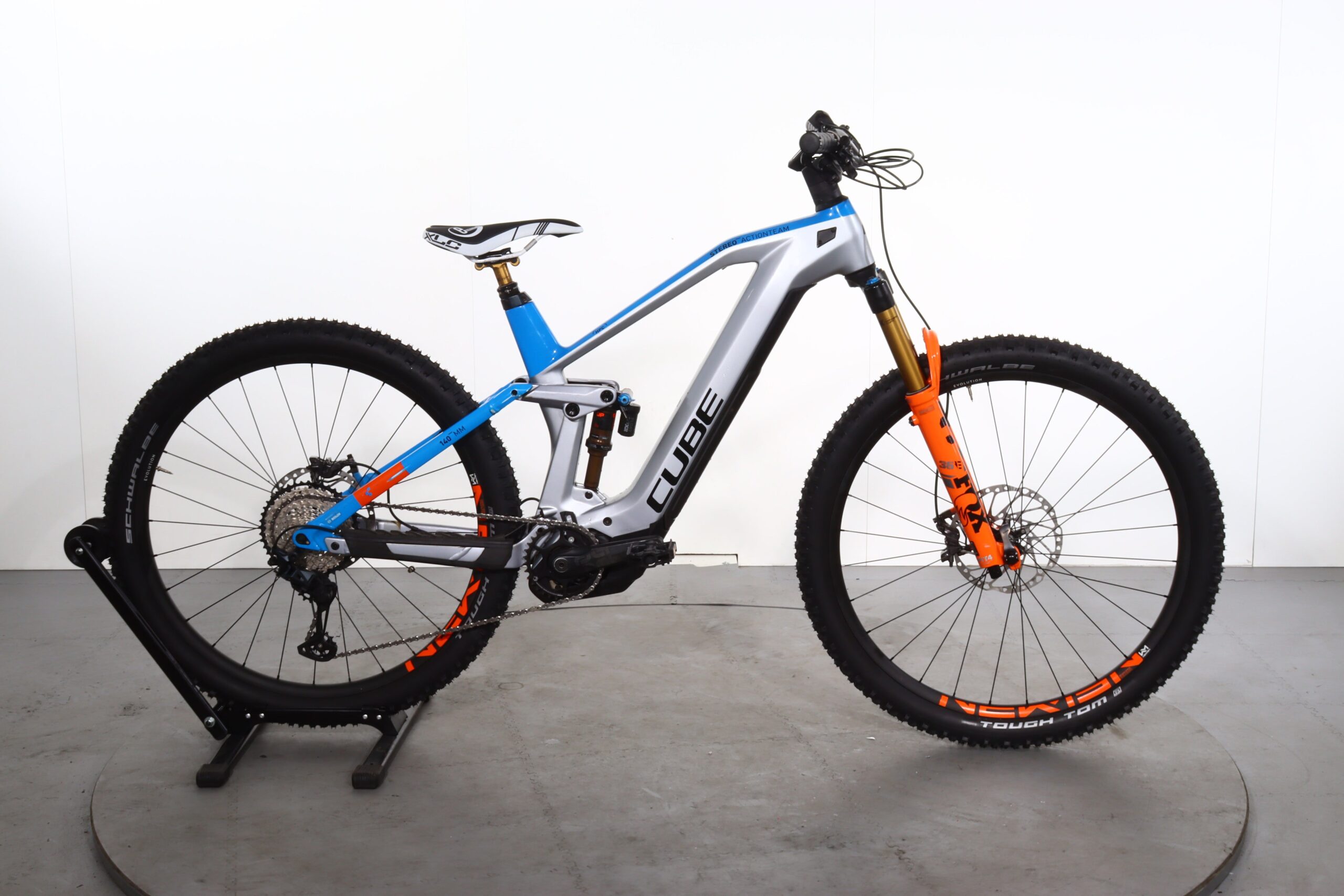 découvrez le vtt électrique cube stereo hybrid 140 hpc, alliant puissance, confort et technologie avancée pour des sorties tout-terrain inoubliables.
