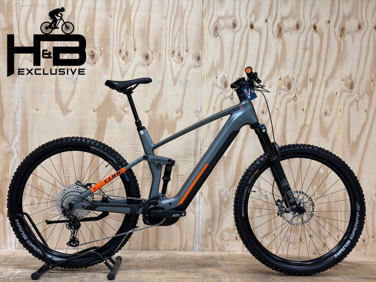 découvrez le vtt électrique cube stereo hybrid 140 hpc, un vélo performant équipé d'une suspension de 140 mm, idéal pour les amateurs de sensations fortes en tout-terrain.