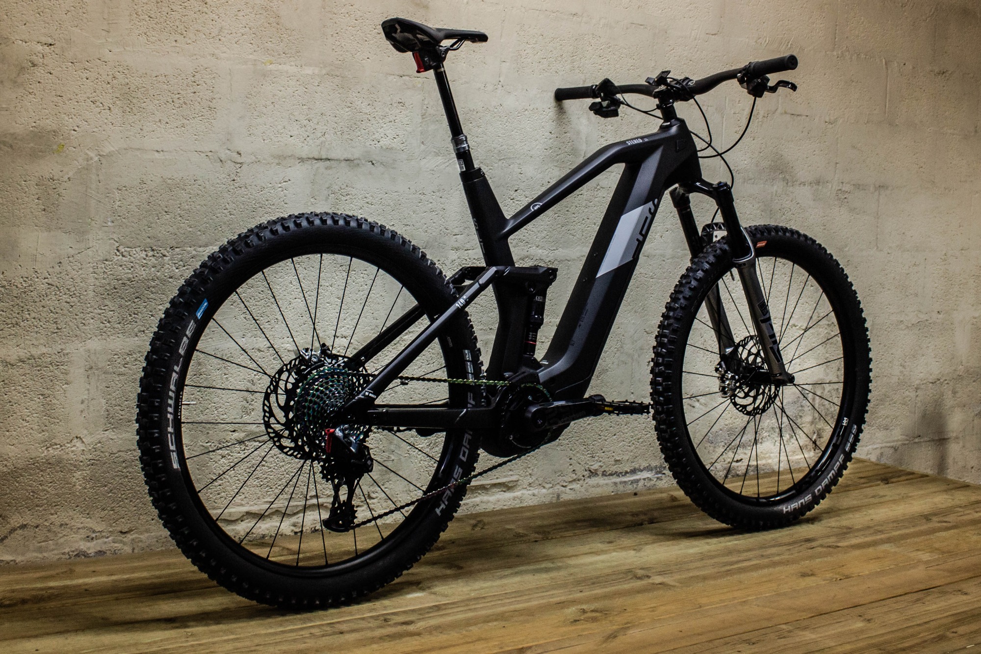 découvrez le vtt électrique cube stereo hybrid 140 hpc, alliant puissance, performance et confort pour des aventures tout-terrain inégalées. profitez d'une autonomie optimale et d'une technologie avancée pour explorer tous les sentiers.