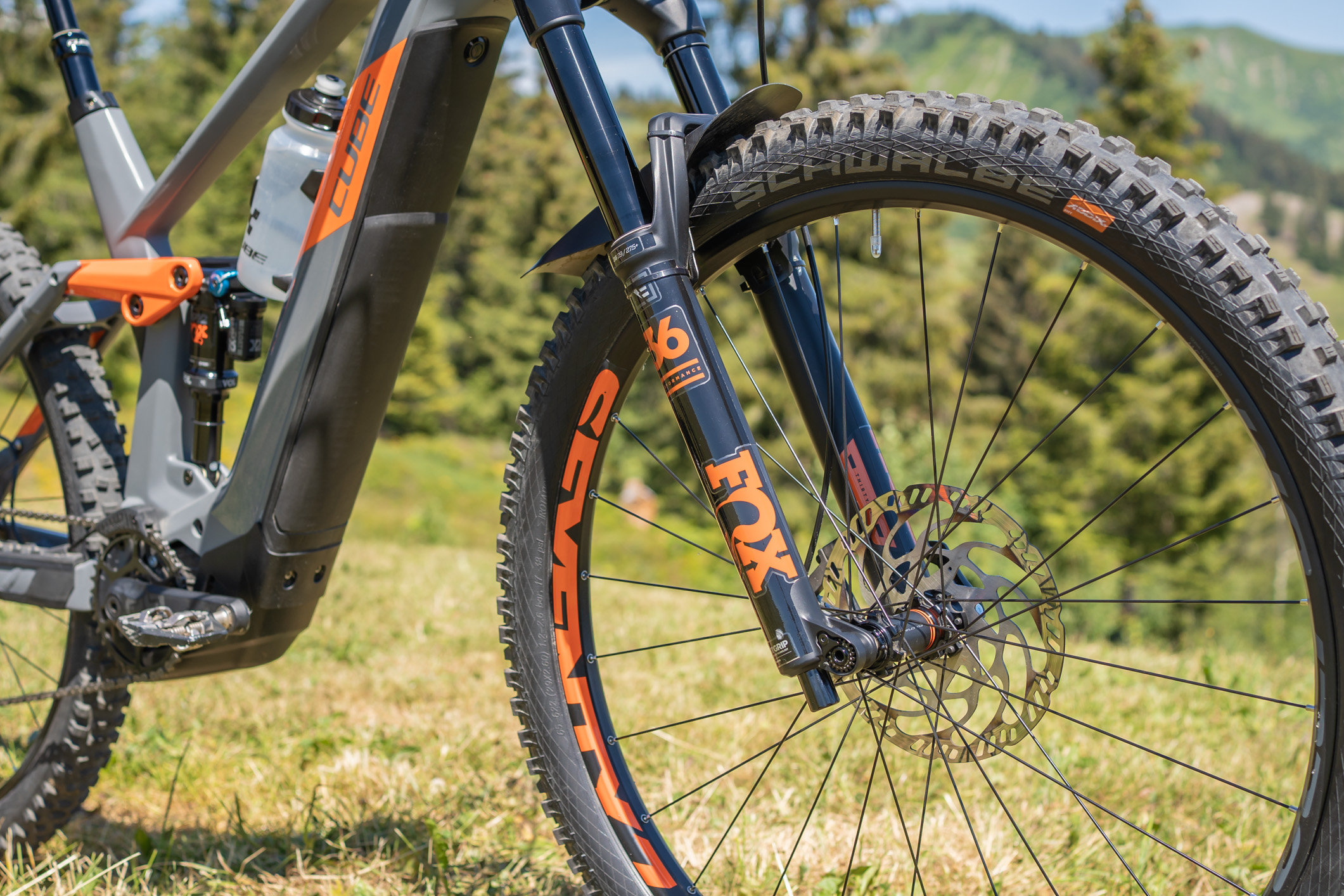 découvrez le vtt électrique cube stereo hybrid 140 hpc, alliant performances exceptionnelles et innovations technologiques pour une expérience de ride unique.