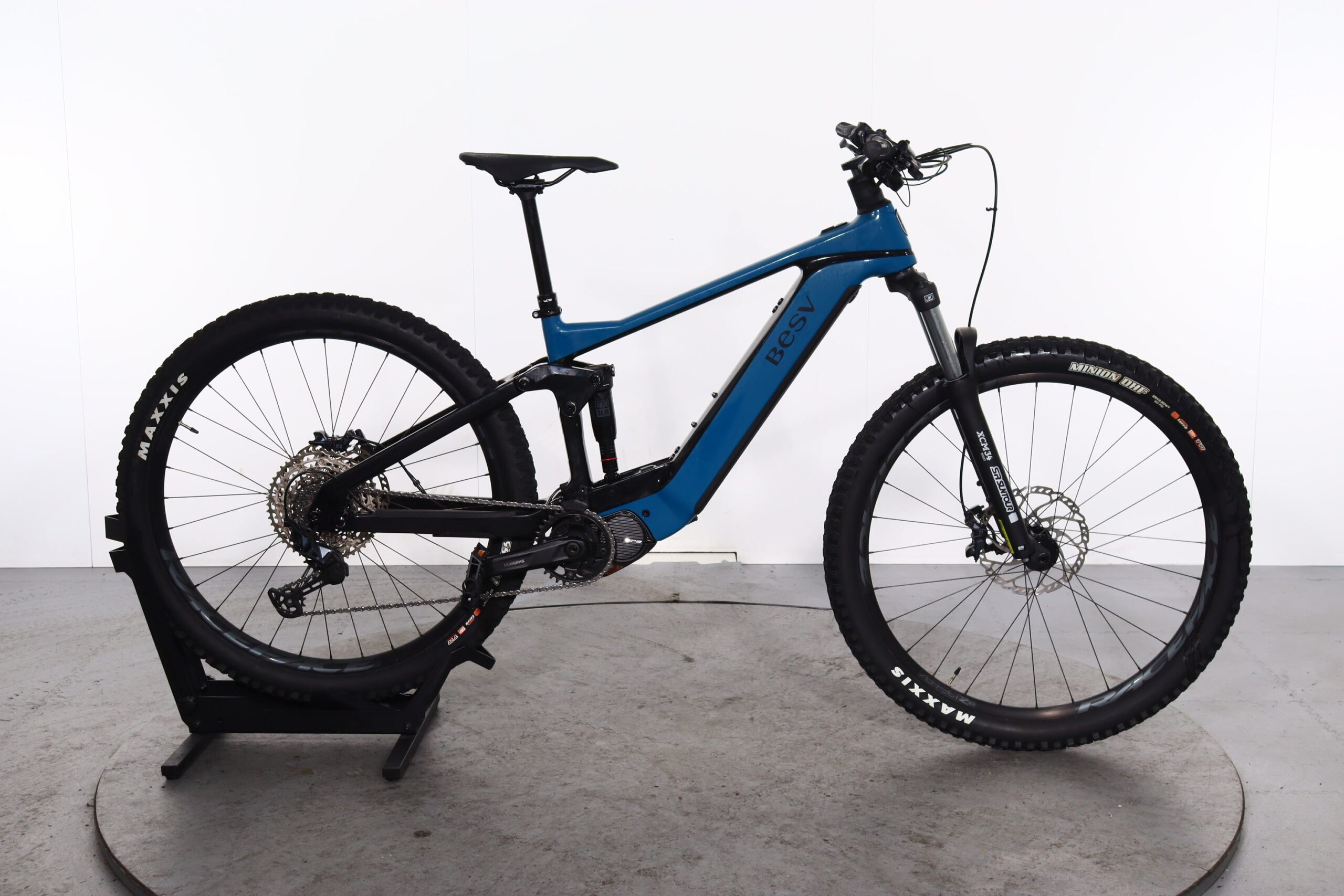 découvrez notre guide complet du vtt électrique cube stereo hybrid 140 hpc race 750 : caractéristiques, performances, avis et conseils pour bien choisir votre vélo tout terrain électrique.