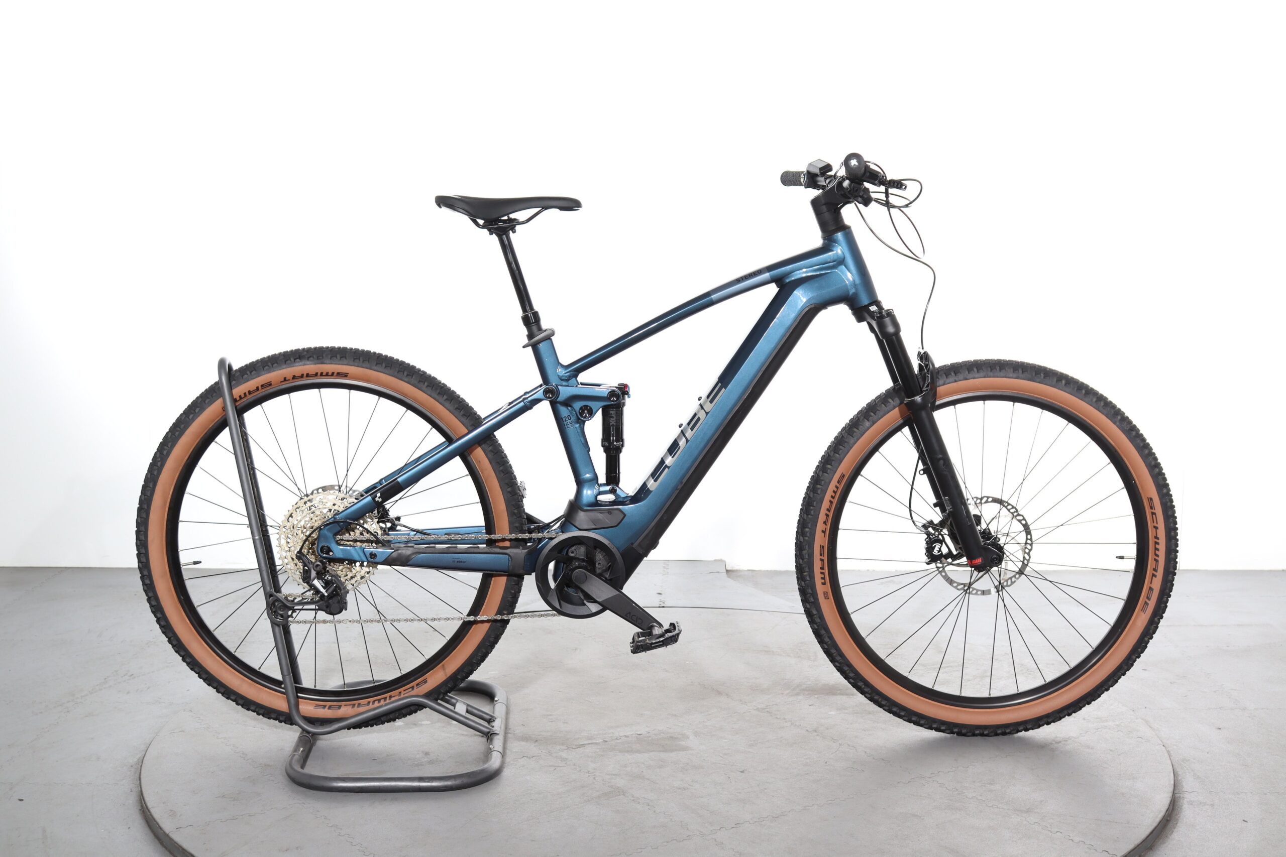 découvrez le vtt électrique cube stereo hybrid 140 hpc tm 750, alliant puissance, performance et confort pour des aventures tout-terrain inoubliables. parfait pour les passionnés de vélo électrique.