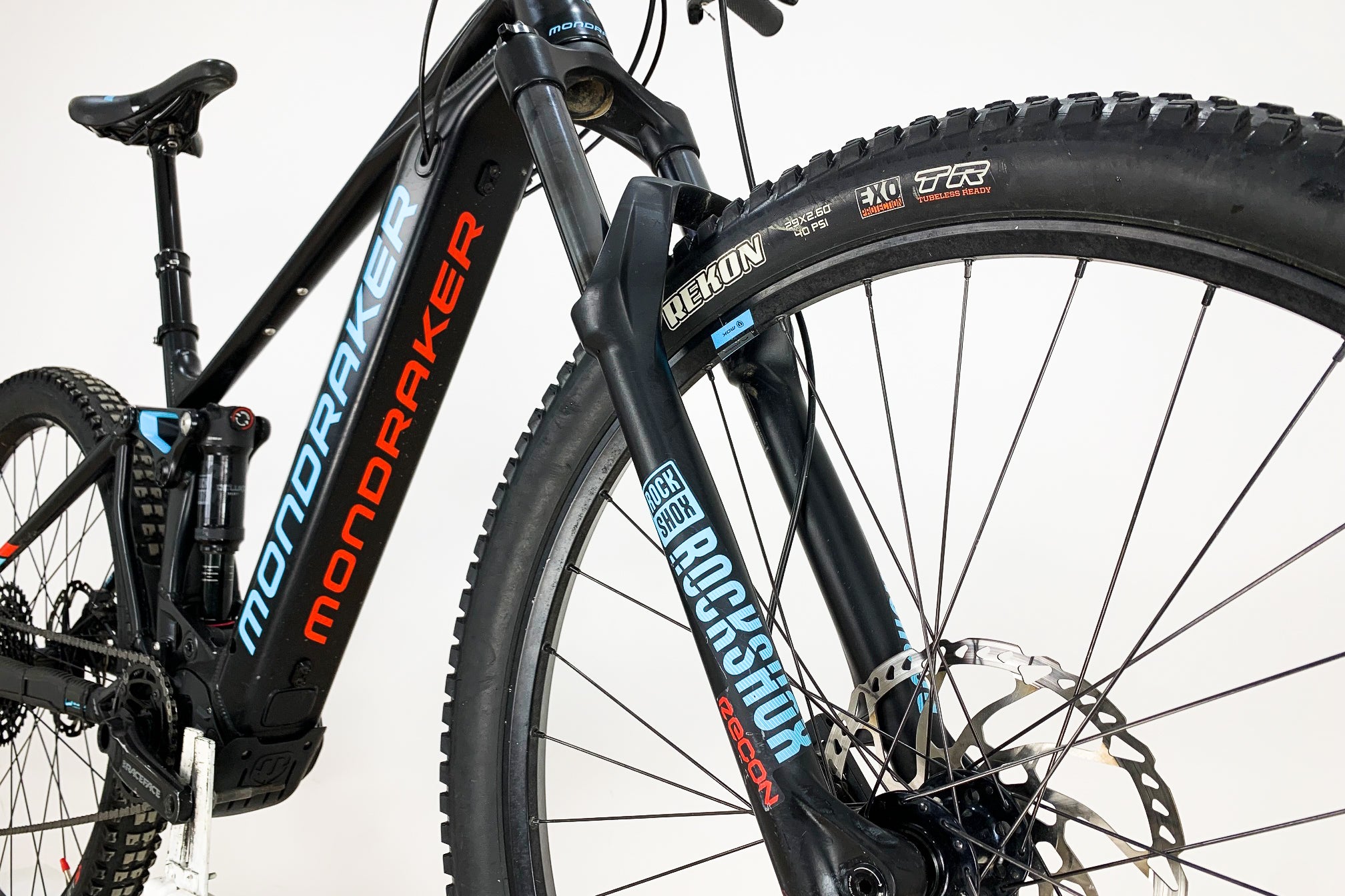 découvrez le vtt électrique mondraker chaser 29, alliant performance, légèreté et technologie avancée pour des aventures tout-terrain inoubliables.