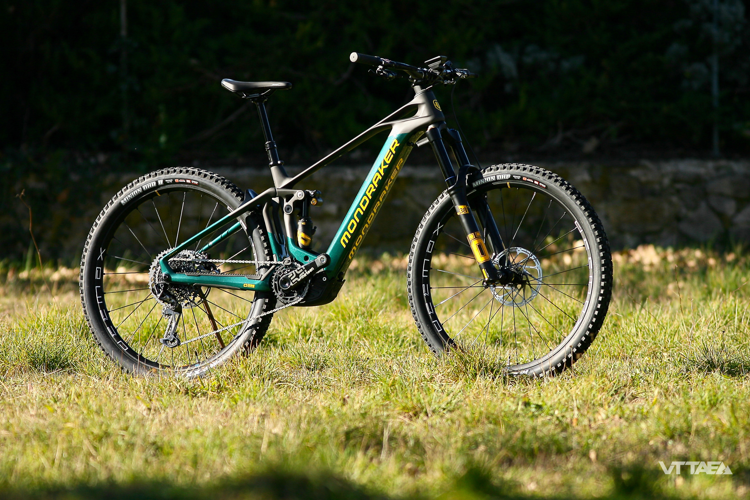 découvrez le vtt électrique mondraker chaser, conçu pour les passionnés de sensations fortes et d'aventures tout-terrain. performance et technologie au rendez-vous.