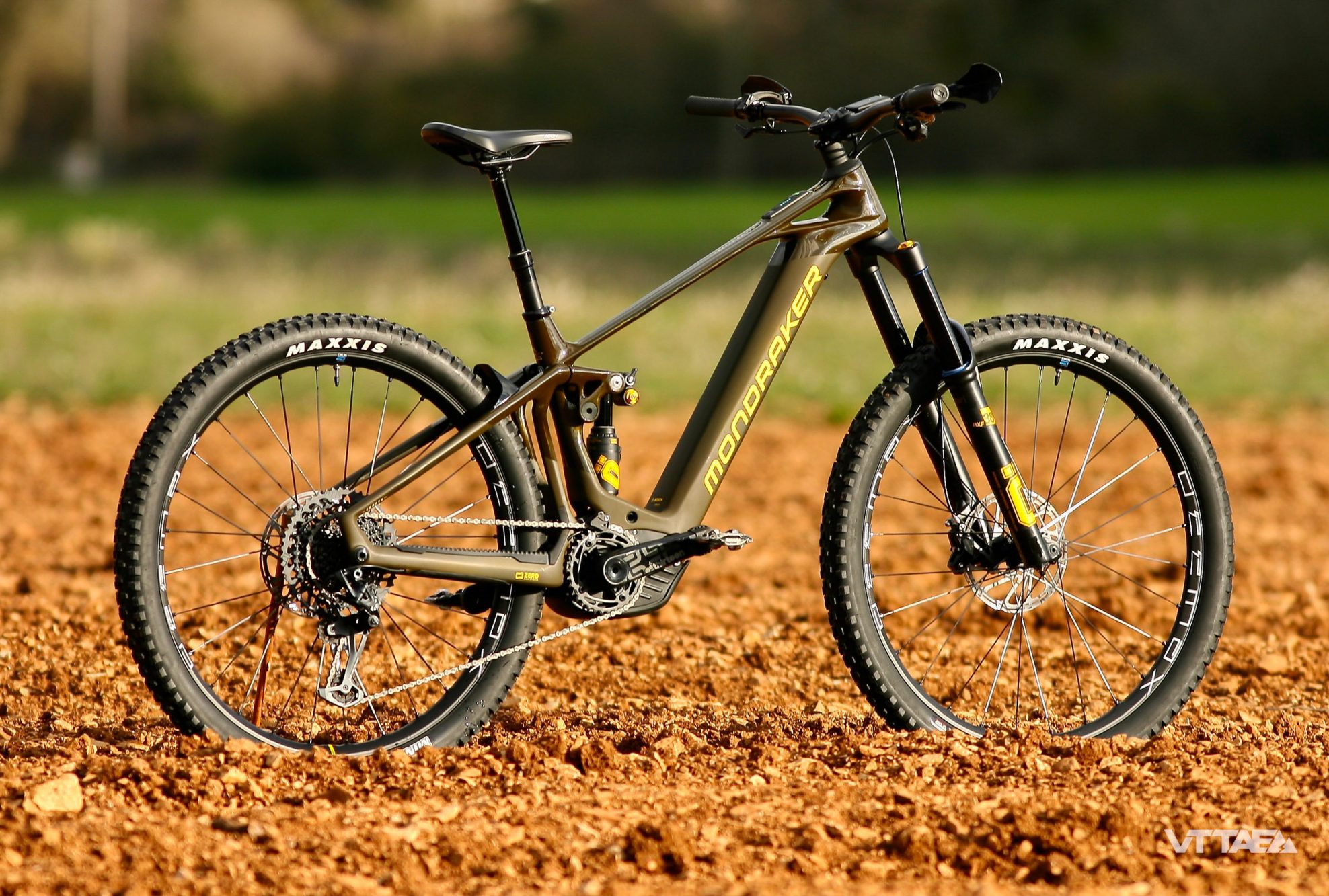 découvrez le vtt électrique mondraker crafty se, un tout-terrain performant alliant puissance, autonomie et confort pour des aventures extrêmes en pleine nature.