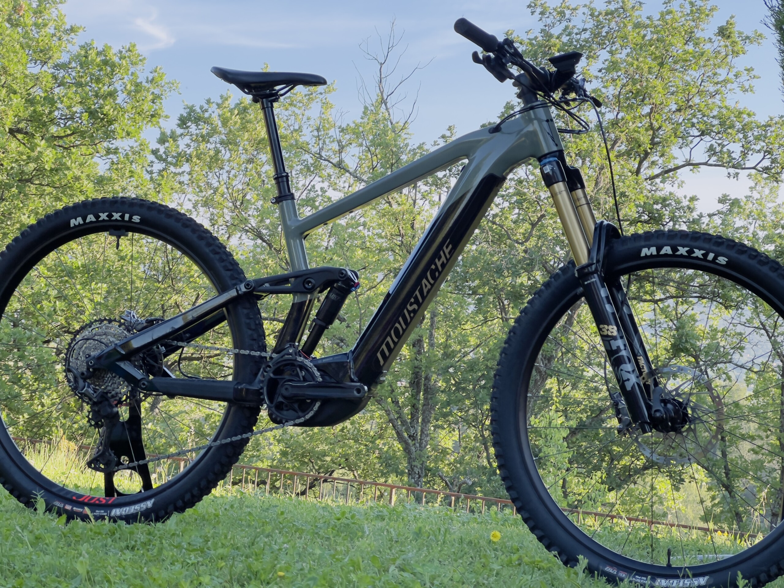 découvrez le vtt électrique moustache game 5 29 avec une batterie puissante de 750 wh, offrant performance et autonomie pour vos aventures tout-terrain.