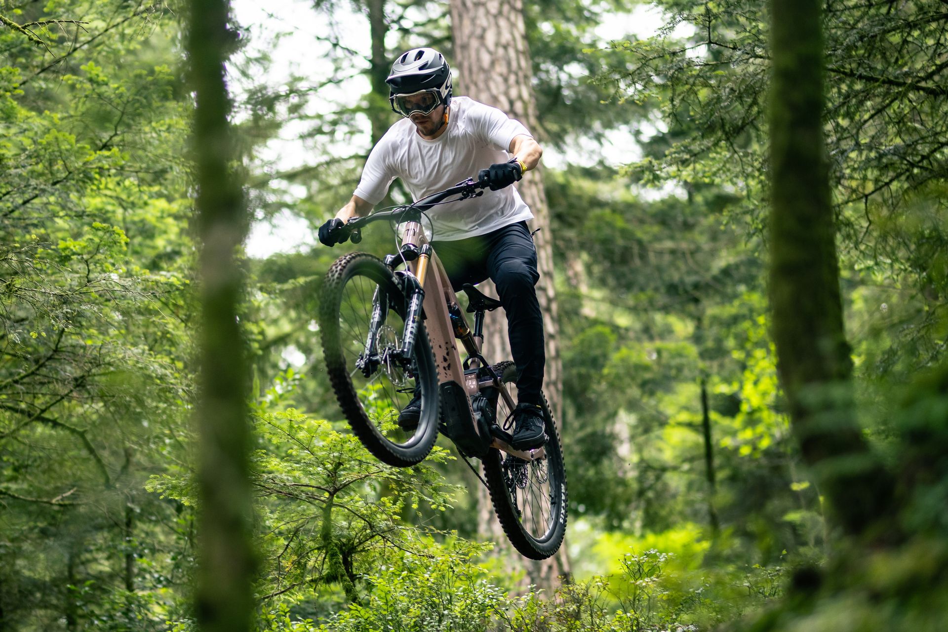 découvrez le vtt électrique moustache game 5 en taille 29, équipé d'une batterie puissante de 750 wh pour des aventures tout-terrain endurantes et performantes.