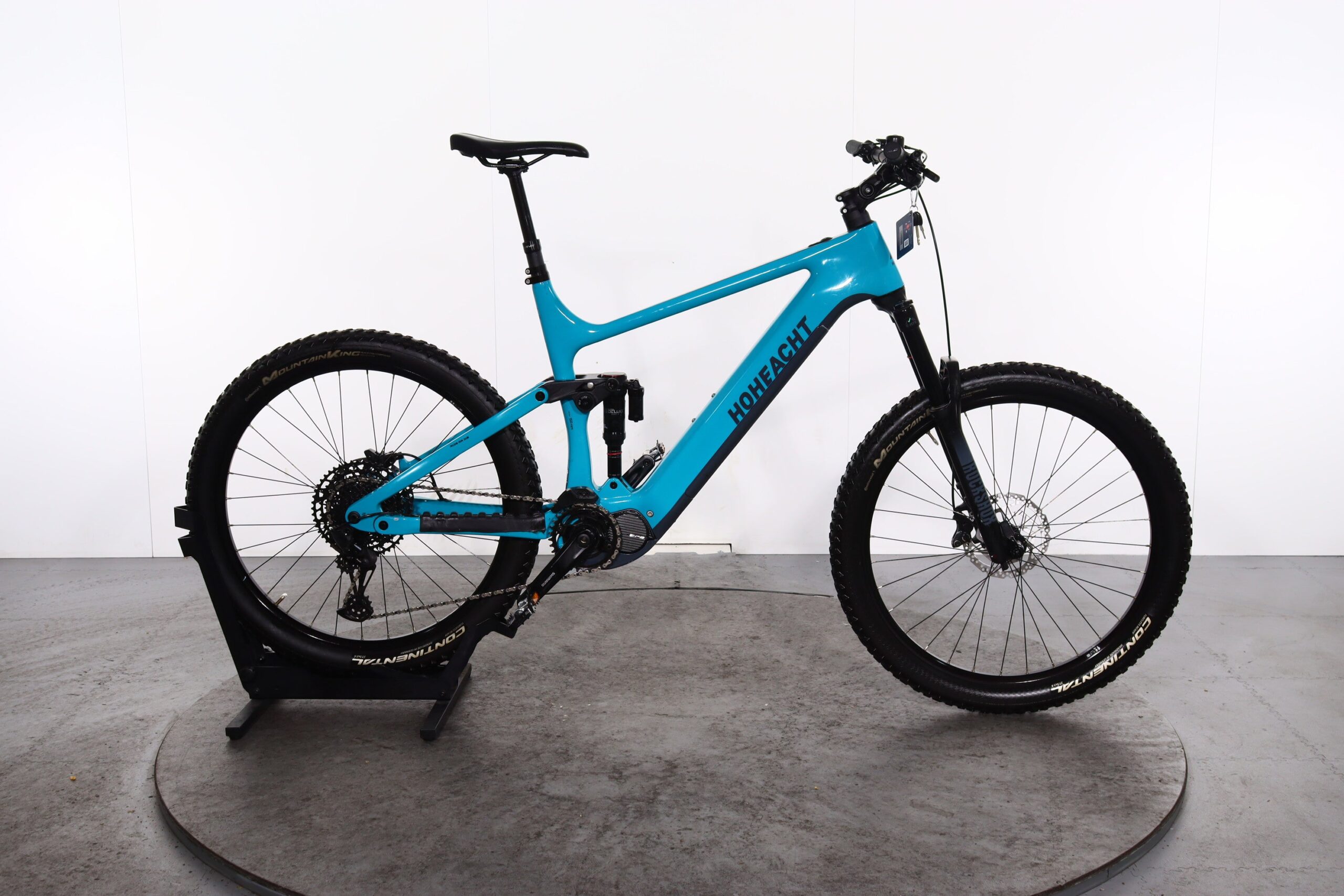 découvrez le vtt électrique moustache j off avec porte-bagage intégré, alliant puissance, confort et praticité pour vos aventures tout-terrain.