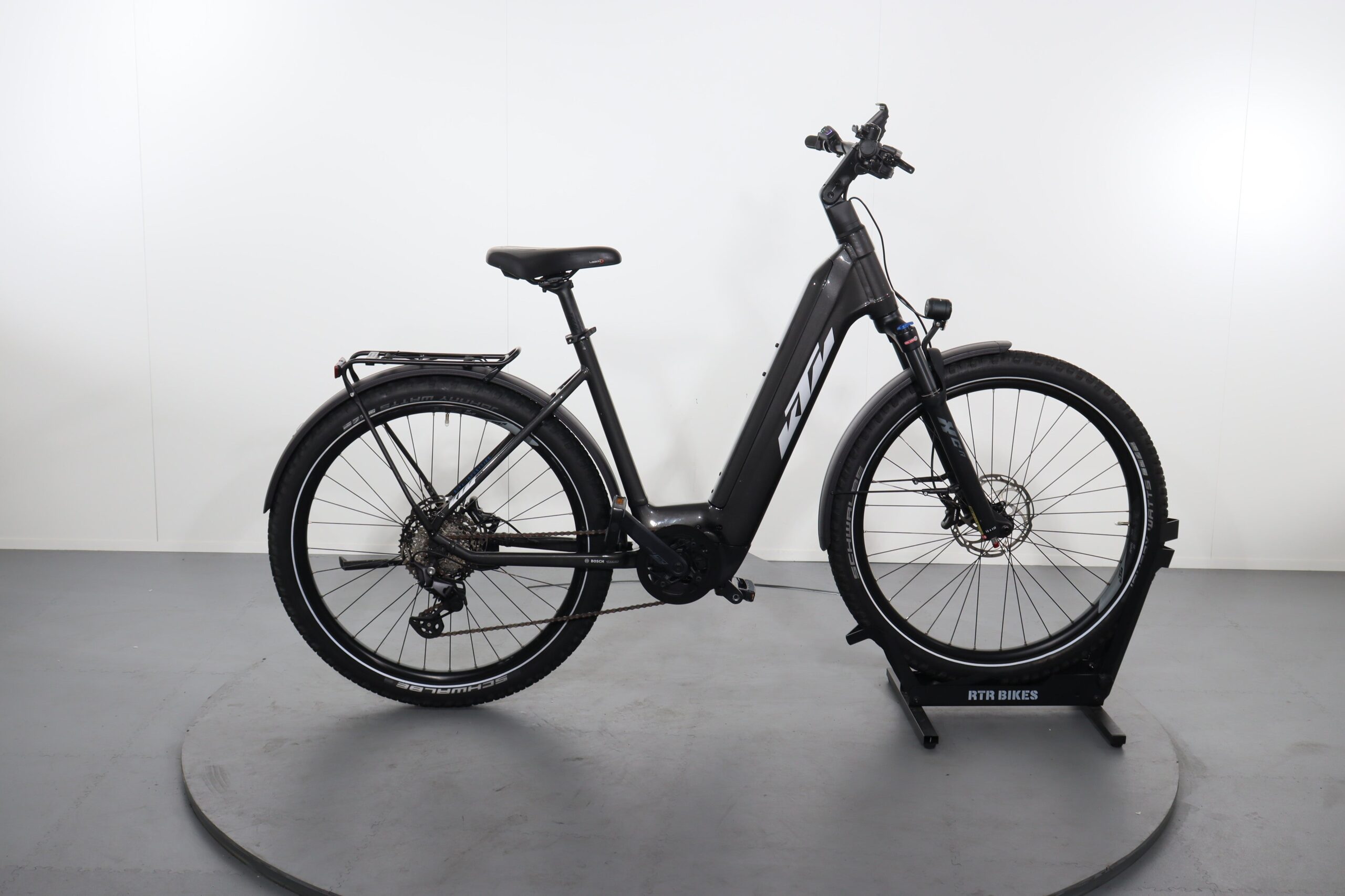 découvrez le vtt électrique moustache j off équipé d’un porte-bagage robuste, idéal pour vos aventures tout-terrain avec un maximum de confort et de praticité.