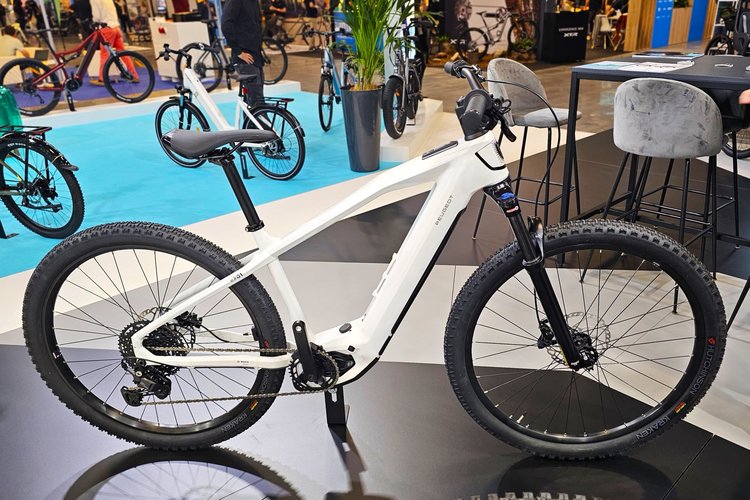 découvrez le vtt électrique peugeot em01 fs 140 29" 2026, alliant performance, confort et technologie avancée pour des aventures tout-terrain inoubliables.