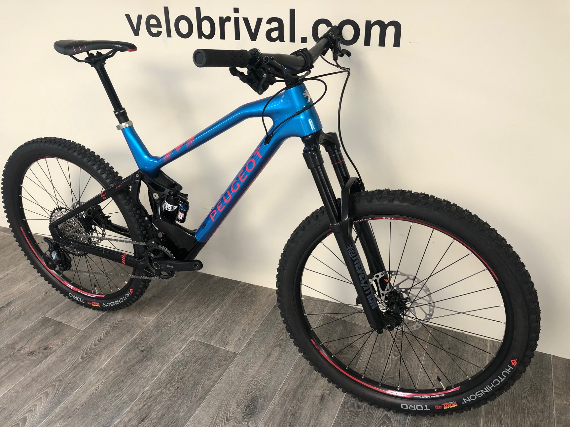 découvrez le vtt électrique peugeot em01 fs 140 29 pouces, alliant puissance, autonomie et confort pour des aventures tout-terrain inégalées.