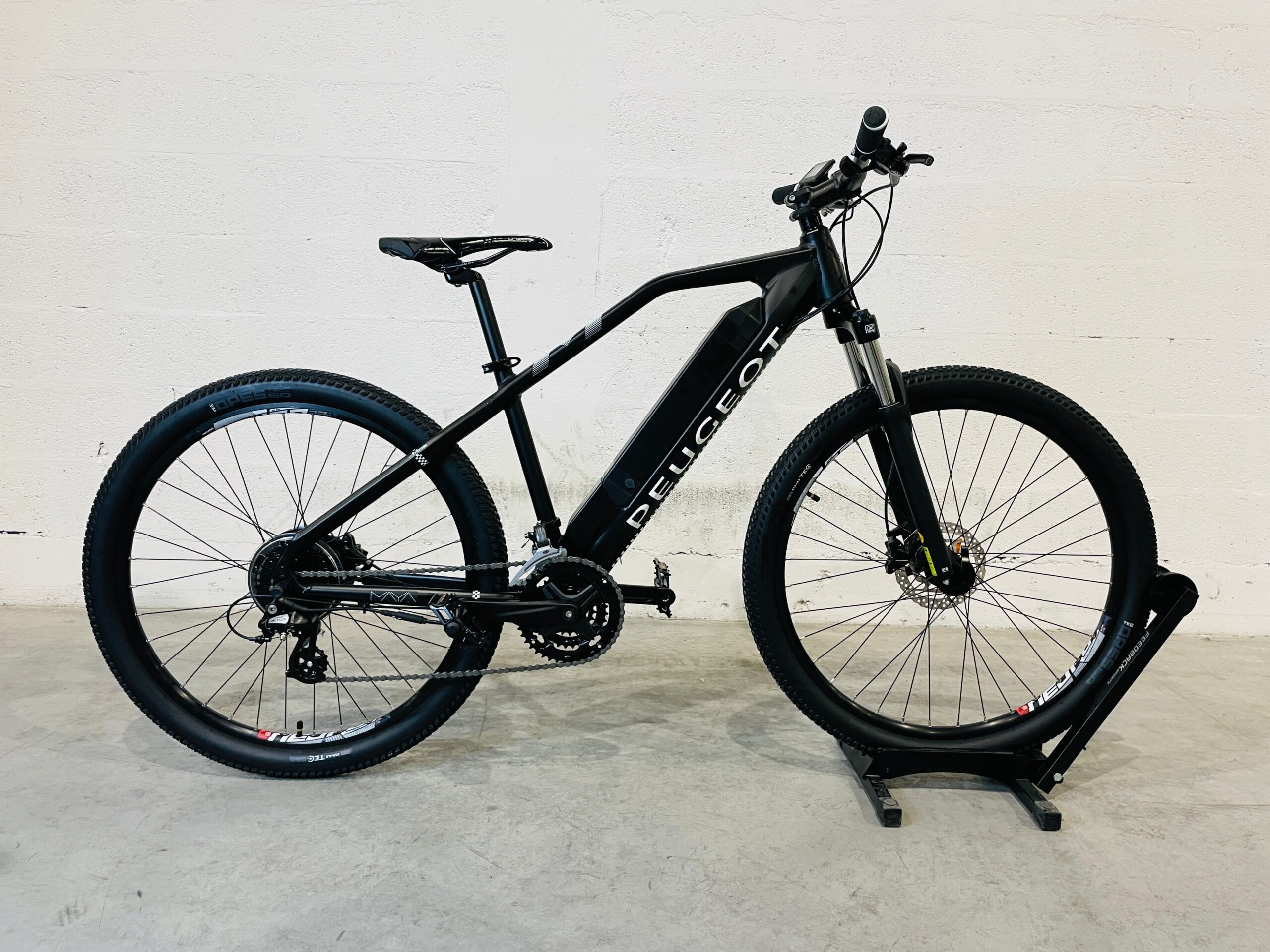 découvrez le vtt électrique peugeot em01 fs 140 29 pouces, un modèle performant alliant puissance, autonomie et confort pour des aventures tout-terrain inoubliables.