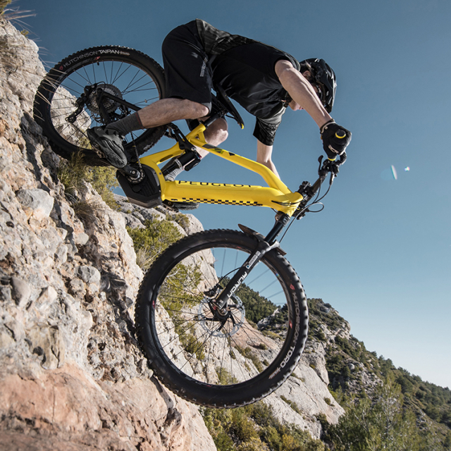 découvrez le vtt électrique peugeot em01 ht120 : performance, design moderne et autonomie optimale pour toutes vos aventures tout-terrain.